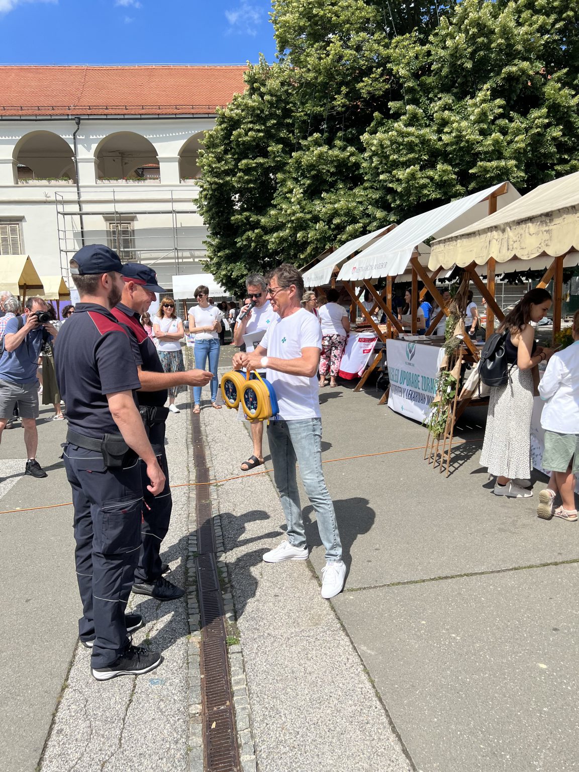 Dva nova defibrilatorja za službena vozila medobčinskega redarstva
